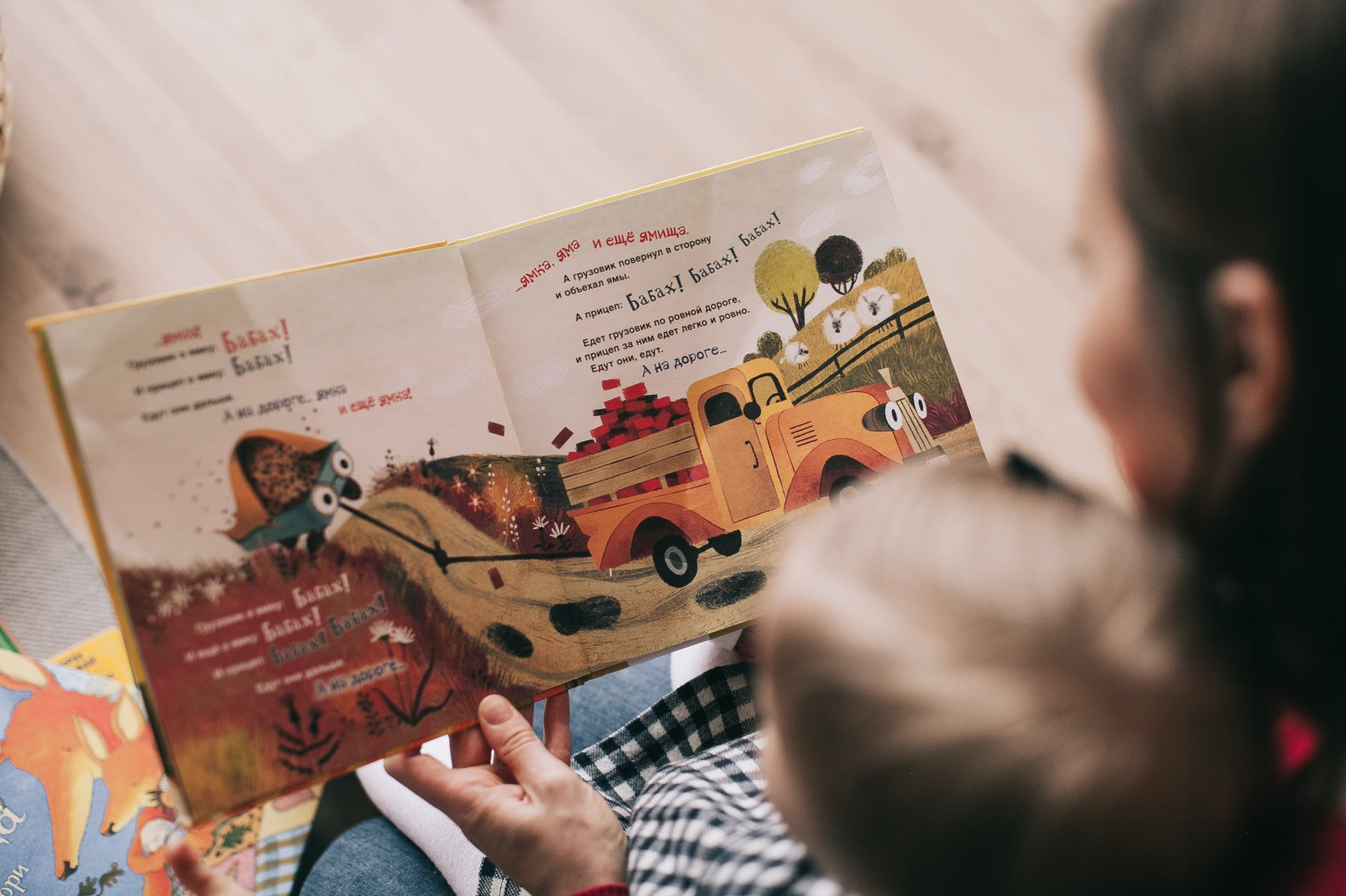 Manfaat Membacakan Buku Untuk Bayi dan Kapan Harus Memulainya